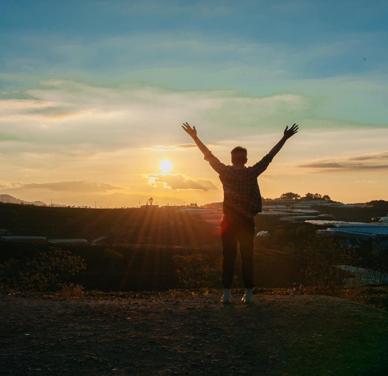 Mężczyzna z wyciągniętymi rękami.