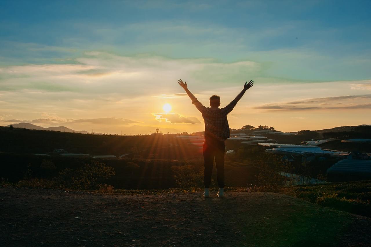 Mężczyzna z wyciągniętymi rękami.