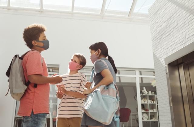 Rozmowa uczniów w szkole.